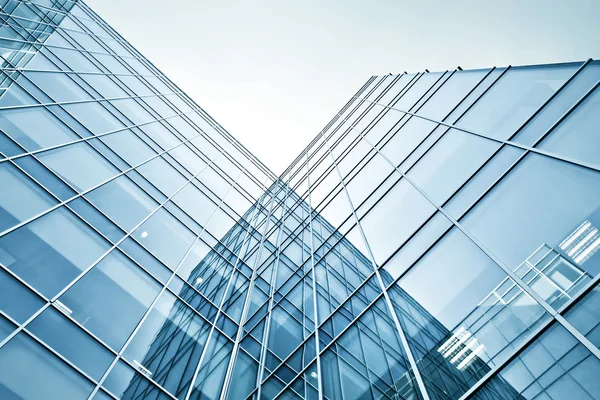 De groothoek van vooruitzichten met het oog op stalen blauwe achtergrond van glas hoog stijgingsgebouw wolkenkrabbers — Stockfoto