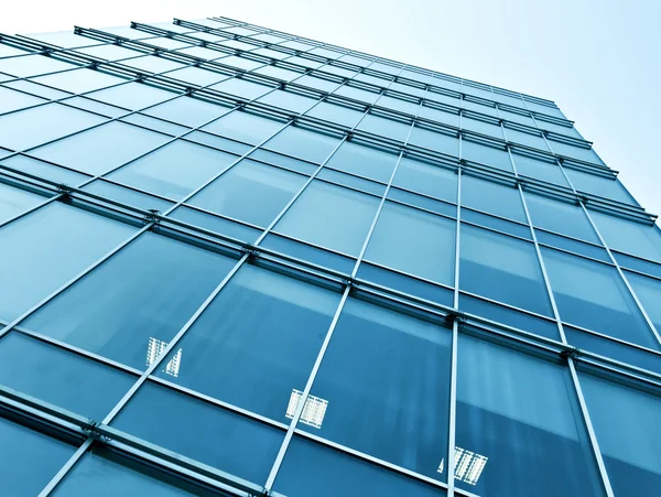 De groothoek van vooruitzichten met het oog op stalen blauwe achtergrond van glas hoog stijgingsgebouw wolkenkrabbers — Stockfoto