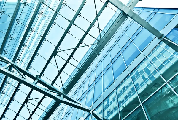 Vue en perspective du plafond de l'aéroport en verre bleu acier — Photo