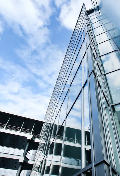 De groothoek van vooruitzichten met het oog op stalen blauwe achtergrond van glas hoog stijgingsgebouw wolkenkrabbers — Stockfoto