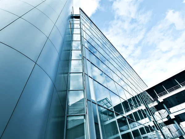 De groothoek van vooruitzichten met het oog op stalen blauwe achtergrond van glas hoog stijgingsgebouw wolkenkrabbers — Stockfoto