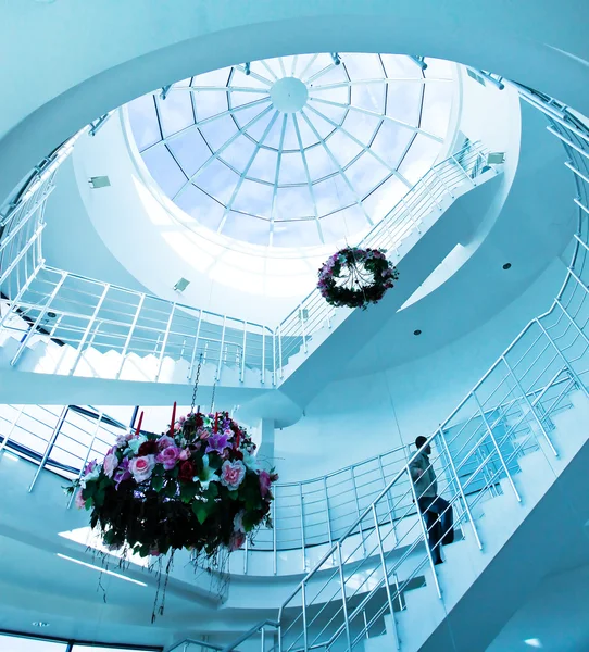 Mimari berrak yuvarlak tavan merdiven ile — Stok fotoğraf