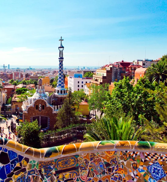 El famoso parque de verano Güell sobre el cielo azul brillante en Barcelona, España —  Fotos de Stock