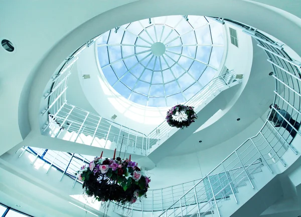 Techo redondo transparente arquitectónico con escalera — Foto de Stock
