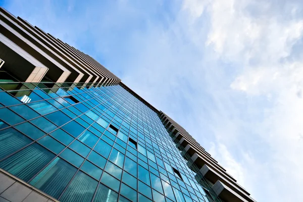 Brede hoekmening perspectief te achtergrond van glas hoog stijgingsgebouw wolkenkrabbers — Stockfoto