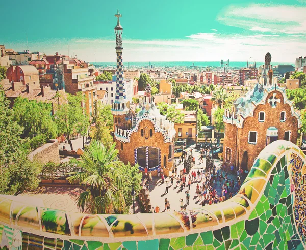 BARCELONA, ESPAÑA - 25 DE JULIO: El famoso Parque Güell, España —  Fotos de Stock