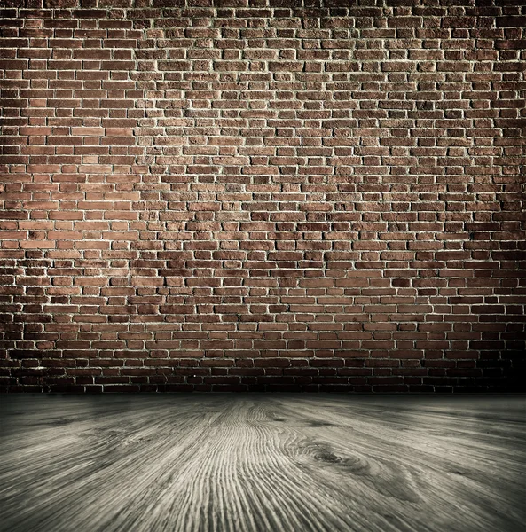 Hintergrund der alten grungy strukturierten weißen Ziegel- und Steinwand mit hellem Holzboden mit Whiteboard in alten vernachlässigten und verlassenen leeren Innenraum, leeren horizontalen Raum des sauberen Studioraums — Stockfoto