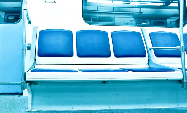 当代的淡蓝色照明车厢内部与 nobod — 图库照片