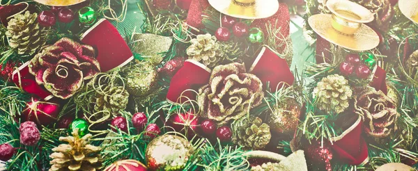 Διακοσμημένα χρυσή παρουσιάζει κάτω από το χριστουγεννιάτικο δέντρο — Φωτογραφία Αρχείου