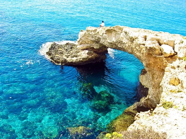 View to a rocky beautiful coast among blue bright transparent wa — Stock Photo, Image