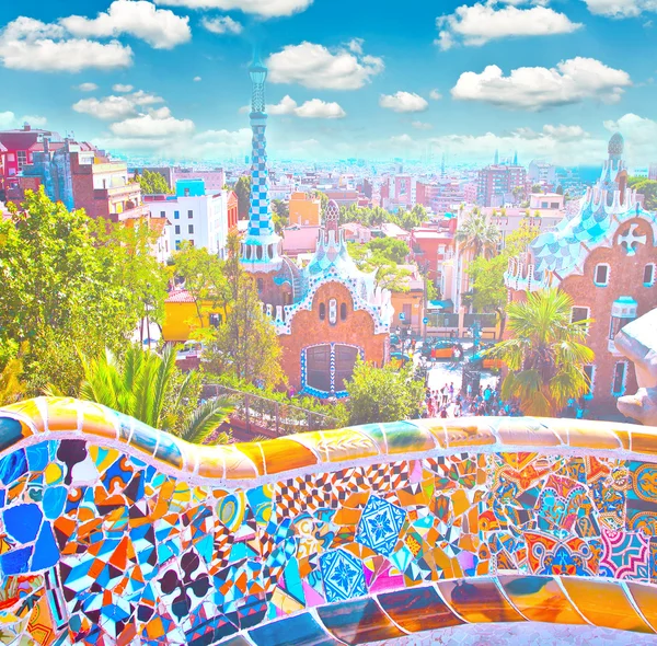 El famoso parque de verano Güell sobre el cielo azul brillante en Barcelona , — Foto de Stock