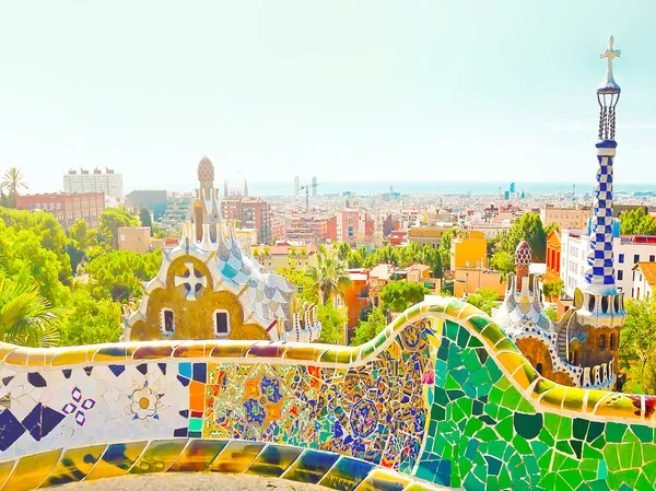 Ünlü yaz park guell üzerinde mavi gökyüzünde parlak: barcelona, İspanya — Stok fotoğraf