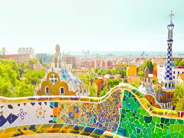 El famoso parque de verano Güell sobre el cielo azul brillante en Barcelona, España —  Fotos de Stock