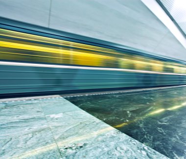 bakış açısı geniş açı bulanık iz hızlı tren ufuk trafik hareket ile modern ışık Mavi ışıklı ve geniş ortak mermer metroya göster