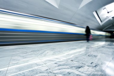 bakış açısı geniş açı bulanık iz hızlı tren ufuk trafik hareket ile modern ışık Mavi ışıklı ve geniş ortak mermer metroya göster