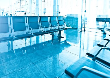 Çağdaş mavi geniş koridor Havaalanı, bekleme odası sandalye ile iş ve ulaşım arka planı