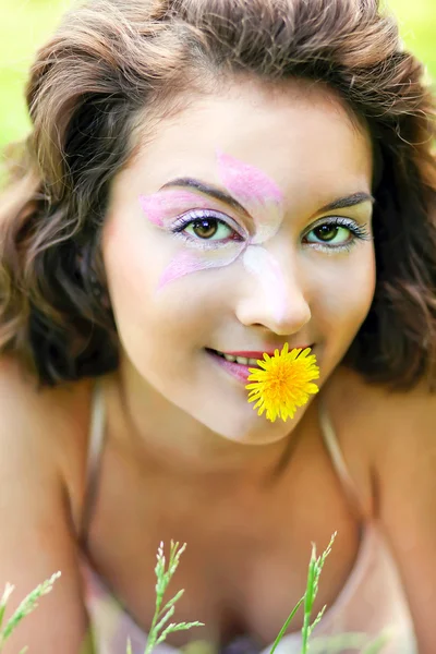 Mulher relaxante no parque — Fotografia de Stock