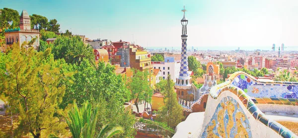 El famoso parque de verano Güell sobre el cielo azul brillante en Barcelona , —  Fotos de Stock