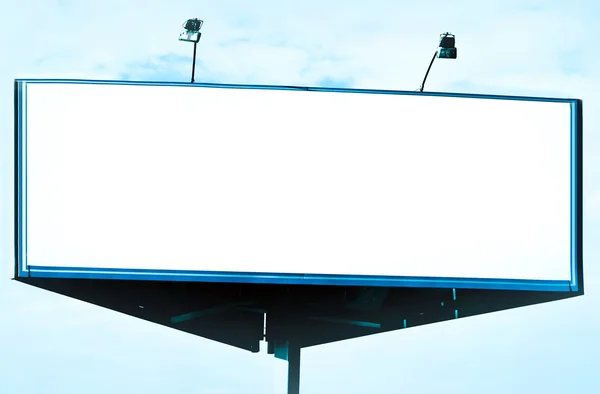 Aydınlatılmış büyük boş billboard cl üzerinde geniş beyaz artalan — Stok fotoğraf