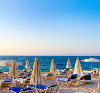 mavi parlak akşam gökyüzünde Yunanistan üzerinden havuz kenarında güzel güneşli salonları