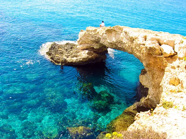 View to a rocky beautiful coast among blue bright transparent wa — Stock Photo, Image