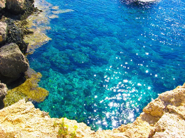 View to a rocky beautiful coast among blue bright transparent wa — Stock Photo, Image