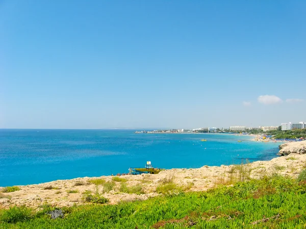 Beautiful sea coast over blue bright sky in sunny day — Stock Photo, Image