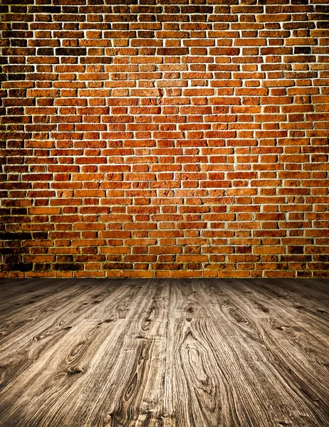 Quarto espaçoso vermelho vazio velho com parede grungy de pedra e chão sujo weathered de madeira, textura de fundo vintage de parede de tijolo — Fotografia de Stock