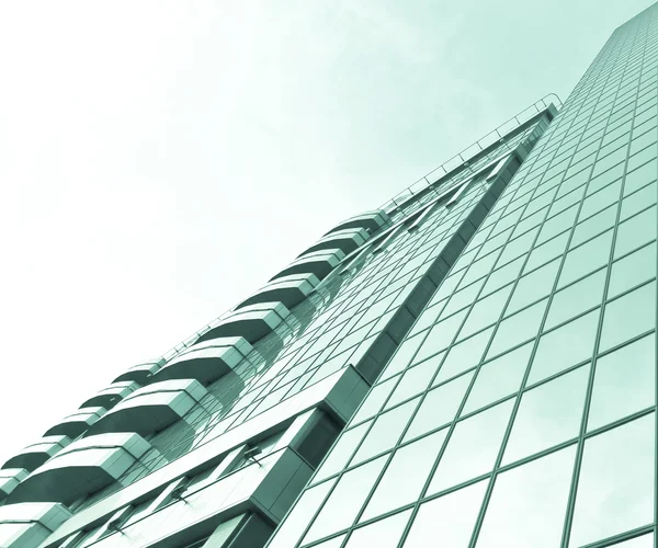 Panoramique et perspective vue grand angle à l'acier fond bleu de verre gratte-ciel immeuble de grande hauteur dans le centre-ville futuriste moderne la nuit Concept d'entreprise de l'architecture industrielle réussie — Photo