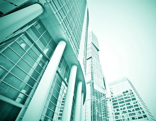 Panoramische und perspektivische Weitwinkelblick auf stahlblauen Hintergrund von Glashochhäusern Wolkenkratzer in der modernen futuristischen Innenstadt bei Nacht Geschäftskonzept erfolgreicher Industriearchitektur — Stockfoto