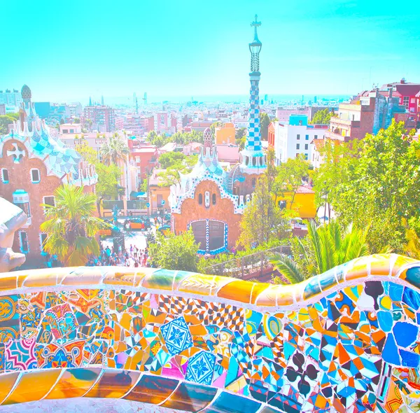 El famoso parque de verano Güell sobre el cielo azul brillante en Barcelona , — Foto de Stock