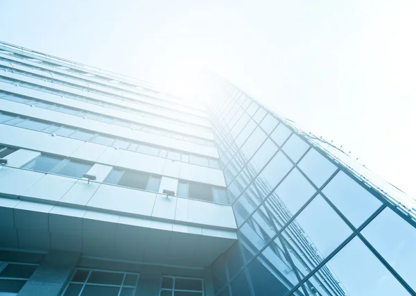 Панорамний і перспектива широкий кут зору на сталевий синій фон зі скла висотних будівельних хмарочосів в сучасному футуристичному центрі вночі Бізнес-концепція успішної промислової архітектури — стокове фото