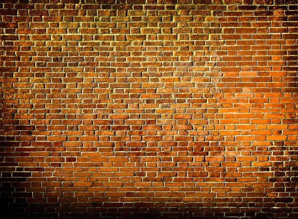 Grungy strutturato muro di pietra rossa all'interno vecchio trascurato e deserto Foto Stock