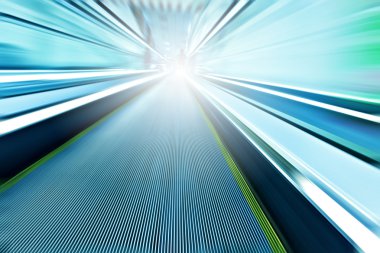 bakış açısı geniş açı, Küpeşte ufuk trafik hareket hızlı bulanık izleri ile modern ışık Mavi ışıklı ve geniş yüksek hızlı hareketli yürüyen merdiven görüntüleme