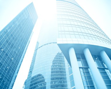 Geceleri gökdelenlerin modern Cam silhouettes