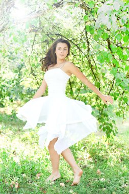 güzel bir genç kadın sabah aydınlık yaz ceylan dans