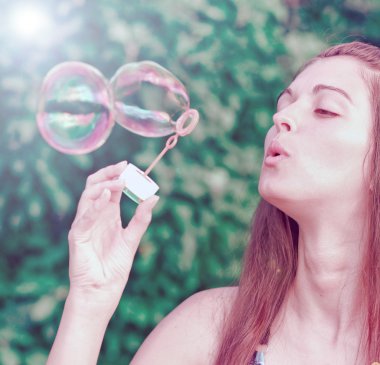 güzel bir kadın sabun köpüğü şişirme