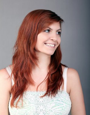 güzel kahverengi saçlı genç mutlu kadın