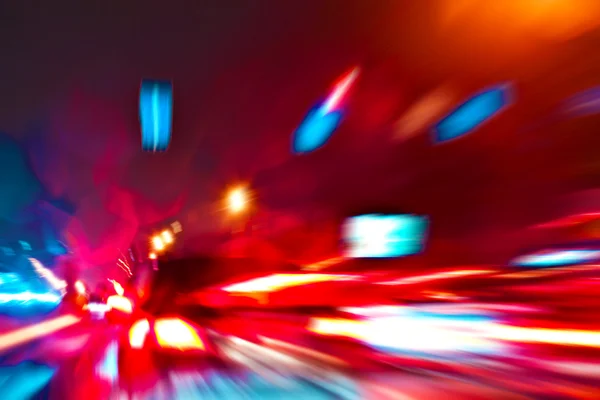 Perspectiva y panorámica amplia vista angular de la moderna luz azul iluminada y espaciosa carretera urbana de alta velocidad y coches en movimiento con rápido rastro borroso de faros en el movimiento del tráfico que desaparece por la noche — Foto de Stock