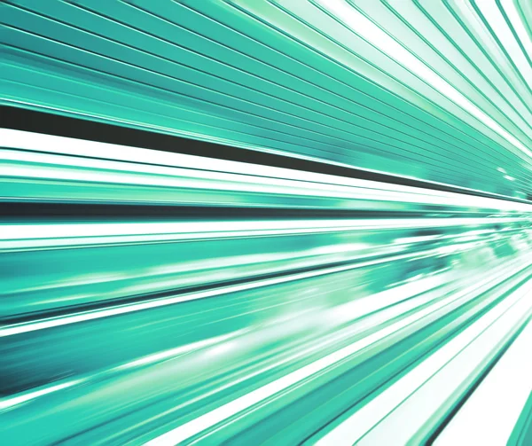 Ευρυγώνιος προοπτική προβολή του σύγχρονου γαλάζιου φωτεινό και ευρύχωρο υψηλής ταχύτητας κινούνται εμπορική κυλιόμενες σκάλες με γρήγορη θολή μονοπάτι του χειρολισθήρα σε φυγής κίνηση κίνηση στο διάδρομο αεροδρομίου — Φωτογραφία Αρχείου
