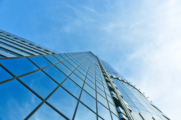 パノラマと視点の広角ガラス高層建物高層ビル夜産業アーキテクチャの成功のビジネス ・ コンセプトに現代の未来的なダウンタウンの鋼青色の背景に表示します。 — ストック写真