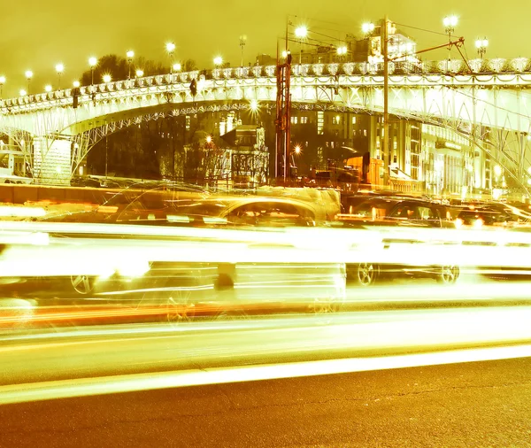 Urbana staden på natten med freeway trafikljus — Stockfoto