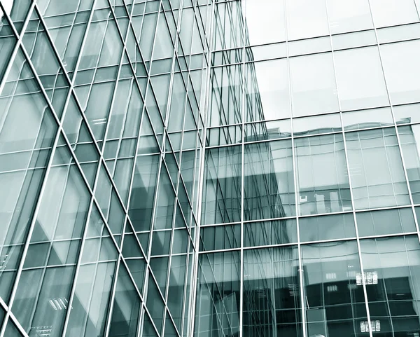 Hellblaue Glasstruktur transparenter Wolkenkratzer — Stockfoto