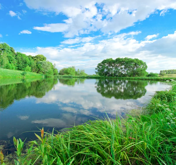 Pintoresca escena de hermoso lago rural —  Fotos de Stock