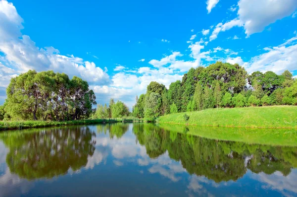 Pittoreske scène van prachtige landelijke lake — Stockfoto