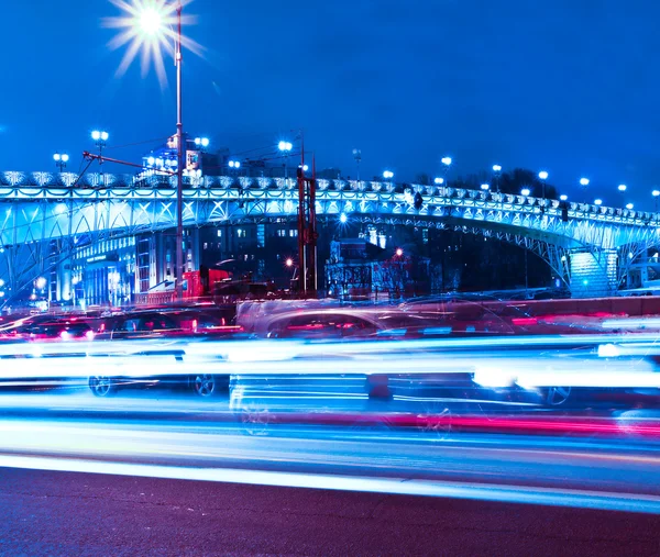 Urbana staden på natten med freeway trafikljus — Stockfoto