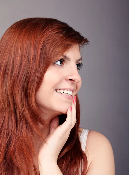 Jonge gelukkig vrouw met prachtig brown haar — Stockfoto