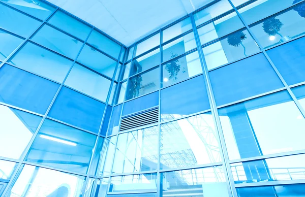 Glass surface of contemporary angle of business building — Stock Photo, Image