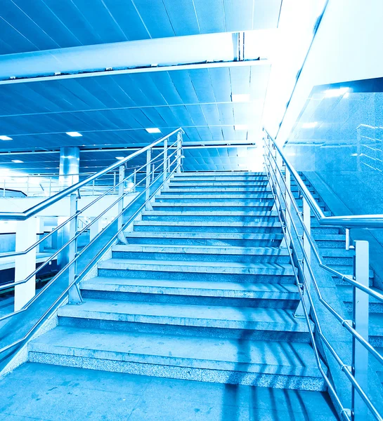 Escadaria azul vazia no shopping center de negócios — Fotografia de Stock
