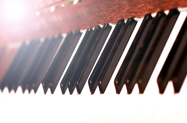 Details der schwarzen und weißen Tasten auf der Musiktastatur - selektiver Fokus — Stockfoto